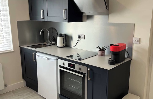 Stunning studio, hot tub, private garden, lovely patio