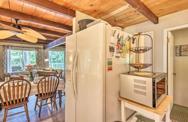 Lakefront Cottage | Private Dock | Kayaks