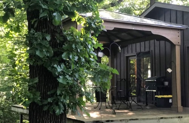 2 Bedroom Woodsy Cottage with private outdoor area and wifi.