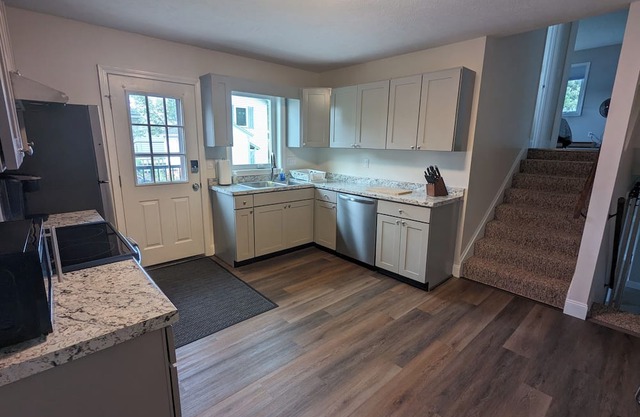 Spacious 3 BR Home 5 mins from UVM w/Free Parking