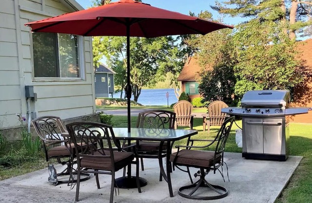 Private Lake View Cottage on Ballston Lake. 9 miles to Saratoga!