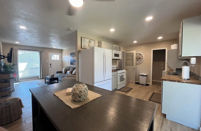 Cozy & Clean with Coastal Vibes & Mountain Views