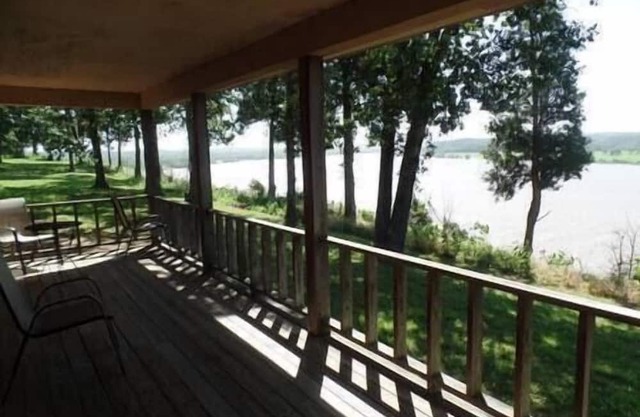 Cozy Two Bedroom Bungalow w/ Full Kitchen on the Ohio River