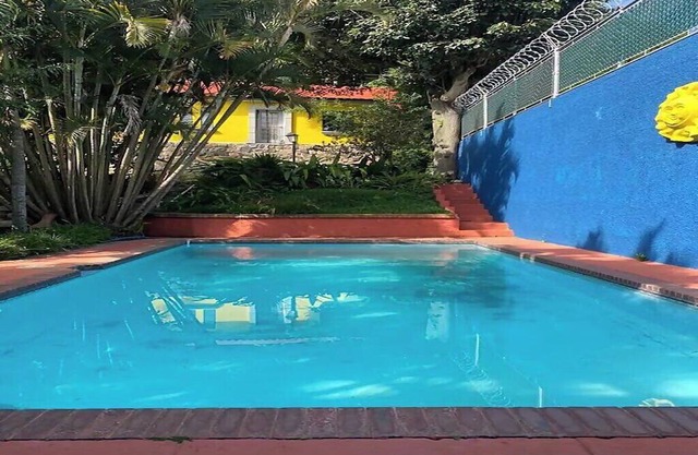 Colonial House in the City with parking space and pool