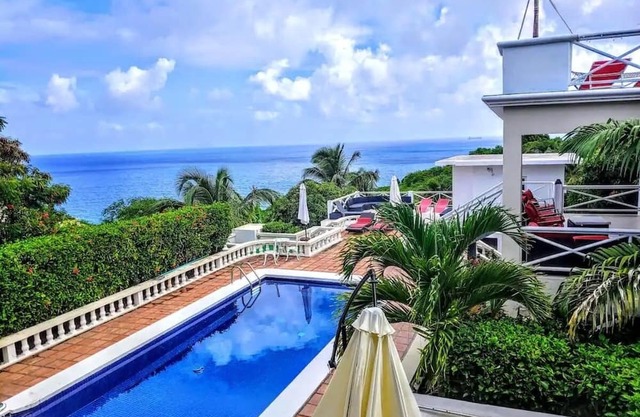 2BR, Aircon, w/Pool House Access