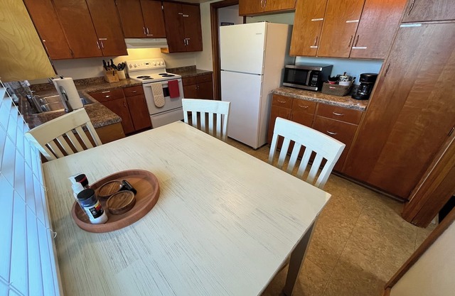 Comfy 2 br w/ 1-car garage off I-74, 5 Min to UofI