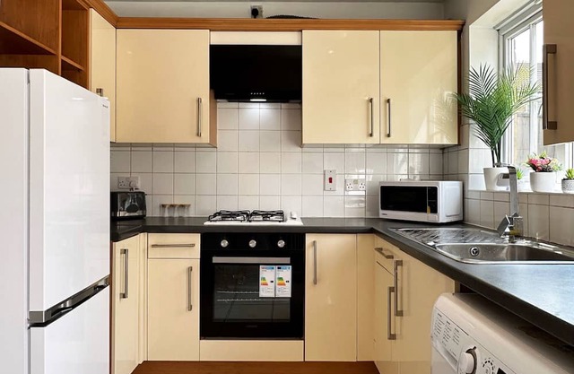 K Suites - Cozy 2 bed House w/free parking