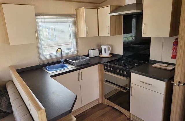Budget 3-Bed Caravan in Tunstall, Hull