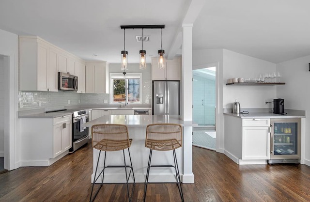 The Sunset - A cozy, seaside cottage in historic Marblehead MA