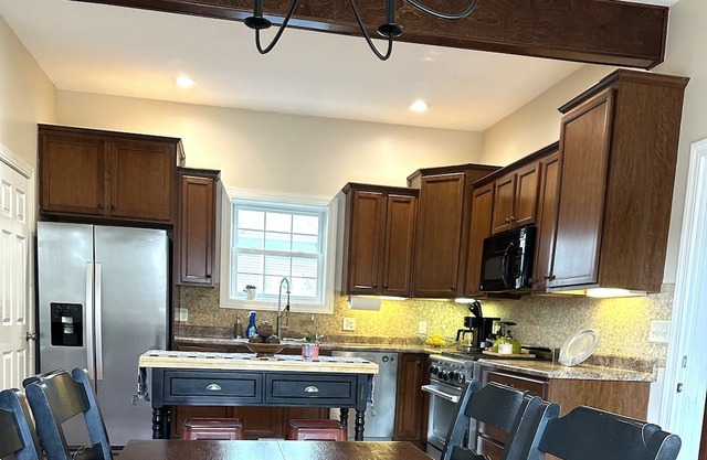 DOWNTOWN VALPARAISO! Charming 3-bedroom house with all the comforts of home!