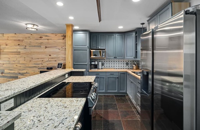 Private Modern Cabin with Lake Access, Kayaks, Games, Firepit Dogs Welcome!