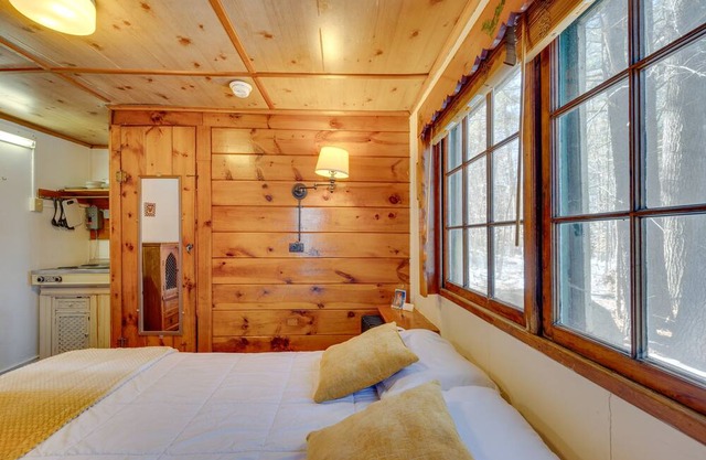 Quiet Laconia Studio, Near Mill Falls Marketplace!