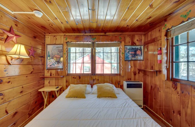 Rustic Laconia Studio Cabin ~ 2 Mi to Weirs Beach!