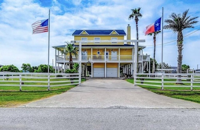 Spacious 5 bedroom house minutes from the beach/walking distance to the bay.