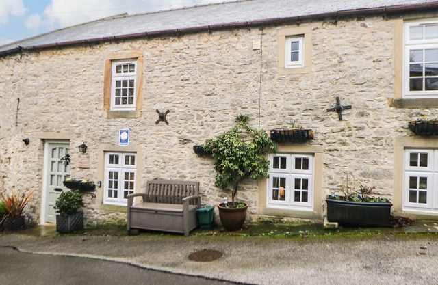 HARROW COTTAGE, family friendly in Great Longstone