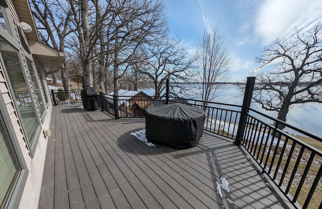 Spectacular Lake Manuella Family Retreat. Relaxing and serene lakeshore home!