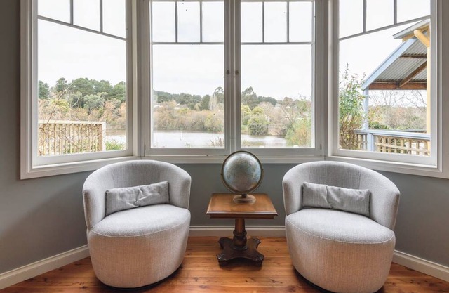 Splinters Cottage, right on Lake Daylesford