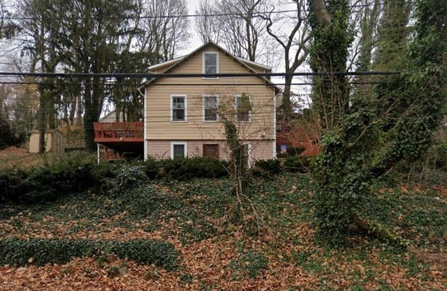 Studio large room, kitchenette, full bath, off street parking 1 car