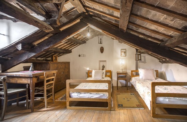 Three bedroom apartment with air-conditioning Grožnjan, Central Istria - Središnja Istra (A-21011-a)