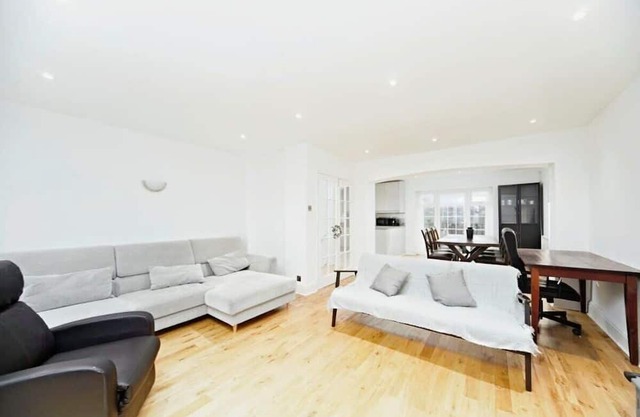 5BR Family Home Close to Parks and City Links