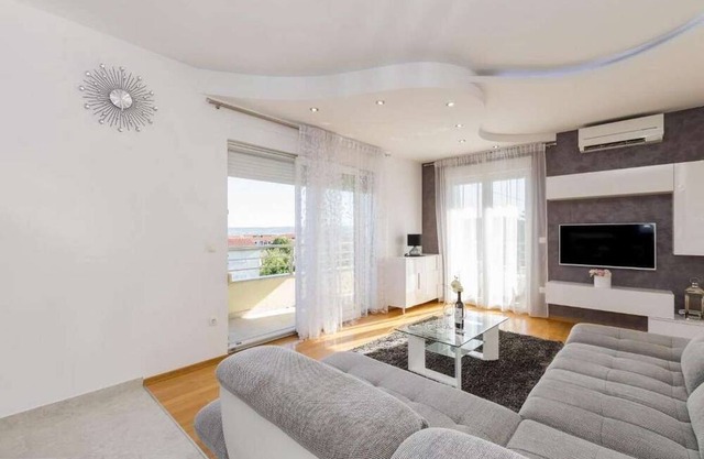 Two bedroom apartment with balcony and sea view Kaštel Lukšić, Kaštela (A-22141-a)