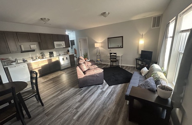 Cozy, central location with amenities galore! Pet-friendly and an attentive host