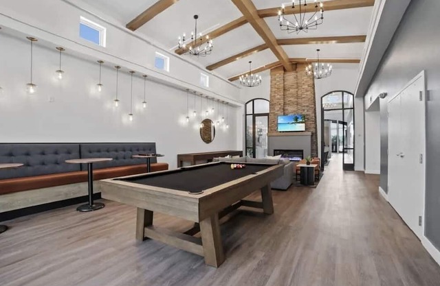 Balcony Haven: Clubhouse, VR, Parking, Champagne, & more- A Perfect Spring!