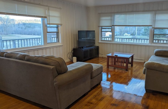 Huge four bedroom ranch with new Hot springs, hot tub 20 minutes to killington