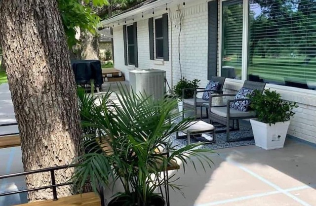 Lil Bit O Texas home + Guest Unit! Sleeps 14! Waterfront/Fish/Kayak/Fire Pit/BBQ