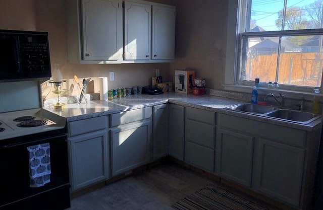 Peaceful & Simple 2 BR Home in Quiet Neighborhood