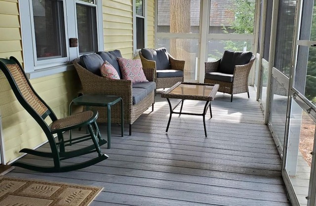 Cheerful 4-bedroom cottage overlooking lake