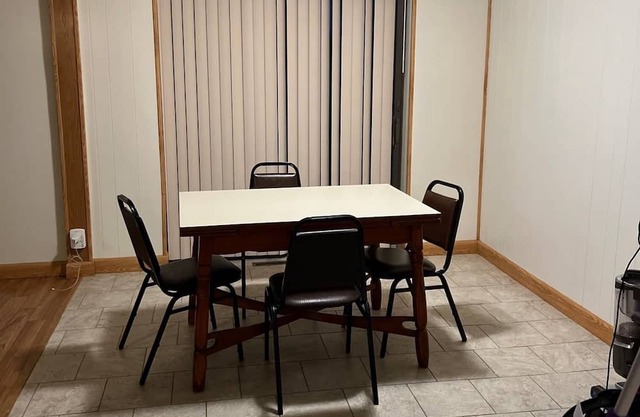 2bed/1bath cottage overlooking Lake Onalaska + housekeeping + fish-cleaning room