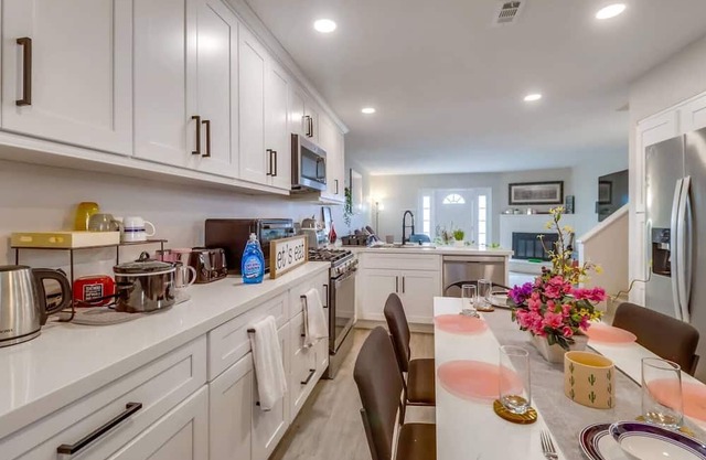 Spacious 3-Bedroom Home w/Free Parking, King Bed & Crib: 5 mins to Bay & Beach