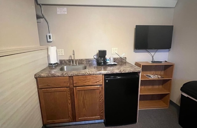 Overlooking Lake Onalaska--Private Bedroom/Bathroom; fish cleaning room onsite