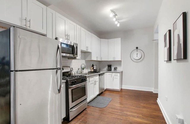 Enchanting 2BR Chicago Haven with In-unit Laundry