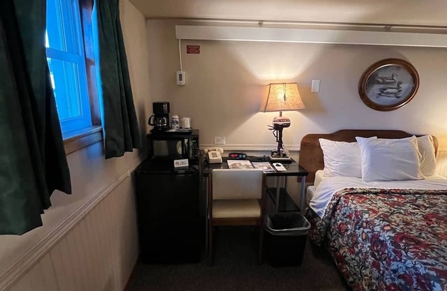 Overlooking Lake Onalaska -- full-size bed + bath in nostalgic motel