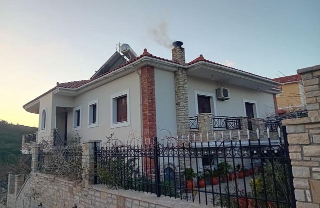 Comfortable villa with sea view! Free parking and garden with outdoor furniture.