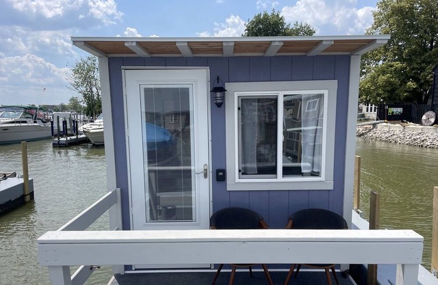 Night Owl @ SoLSTAY Marina