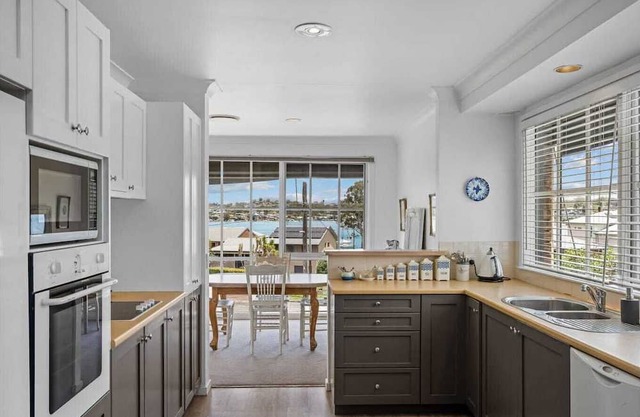 Entire House Lakeside, panoramic water views, private Pool, 500m to boat ramp