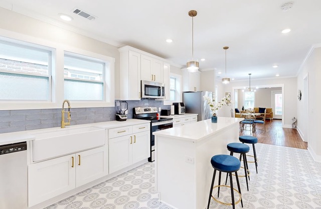 Dog-friendly duplex 1 mi. from Forsyth Park with enclosed yard & 2 decks