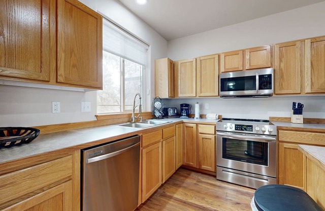 Dog-friendly duplex with access to indoor pool, sports courts, & hiking trails