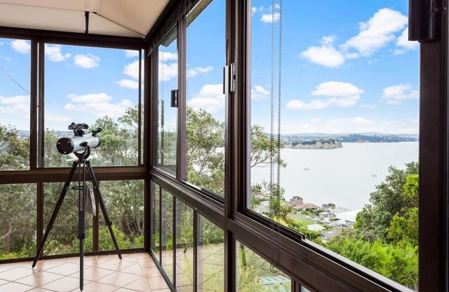 Harbour Retreat with sea views and BBQ