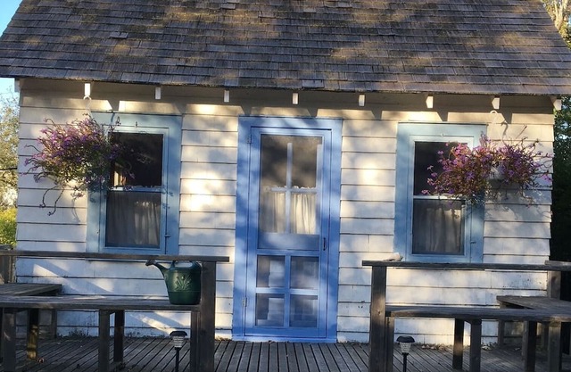 Original 2-bedroom cottage in lovely Fair Harbor with WiFi