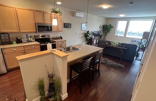 1-BR apartment with deck overlooking Lake Champlain and the Adirondack Mountains