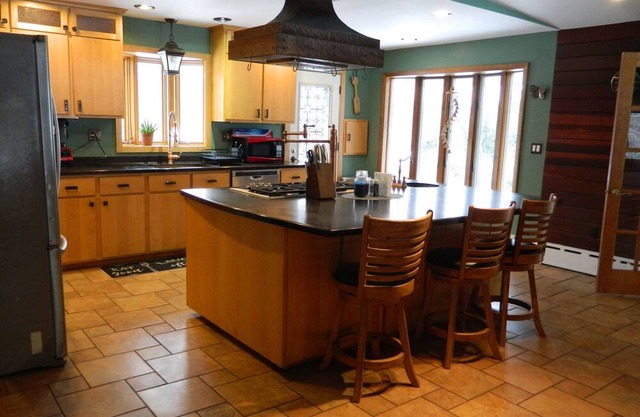 Spacious three bedroom house with pool and hot tub near Historic Suffield Center