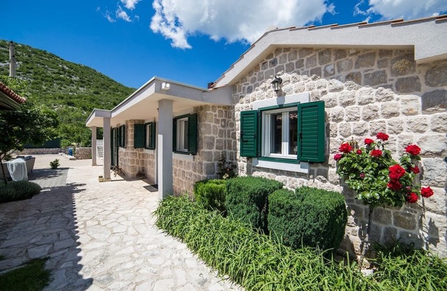Willa near Makarska with heated pool,quiet location