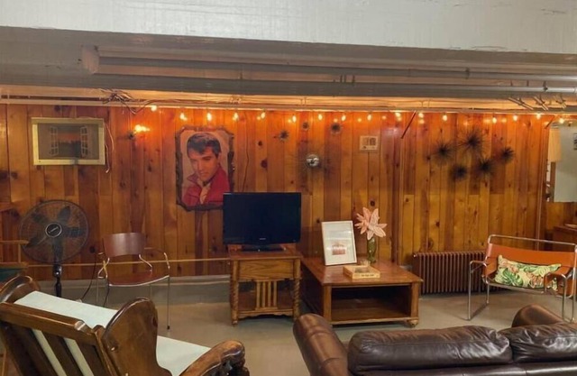 Historic Downtown Troy. Walking distance to Russell sage college, minutes to RPI