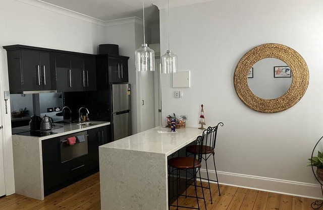 Centrally located, walk to cafes, Granite Island, Cockle Train and the beach.