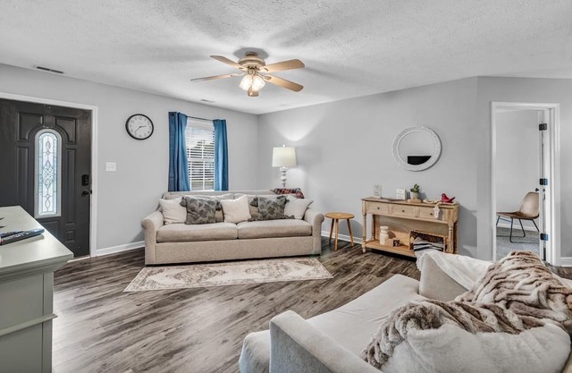 Updated home close to hiking trails, ballpark's and downtown. Pet friendly!