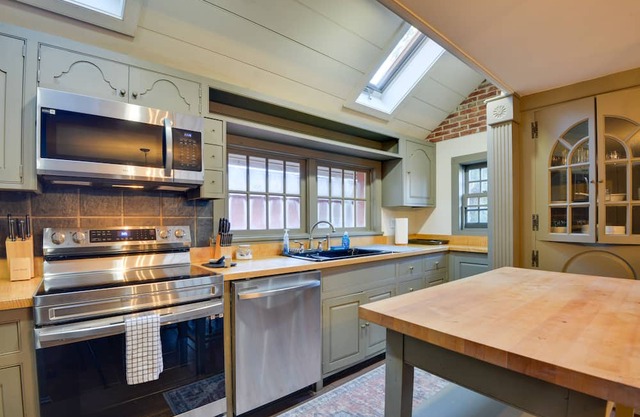 Central Lake Ontario Apartment, Walk to Town!